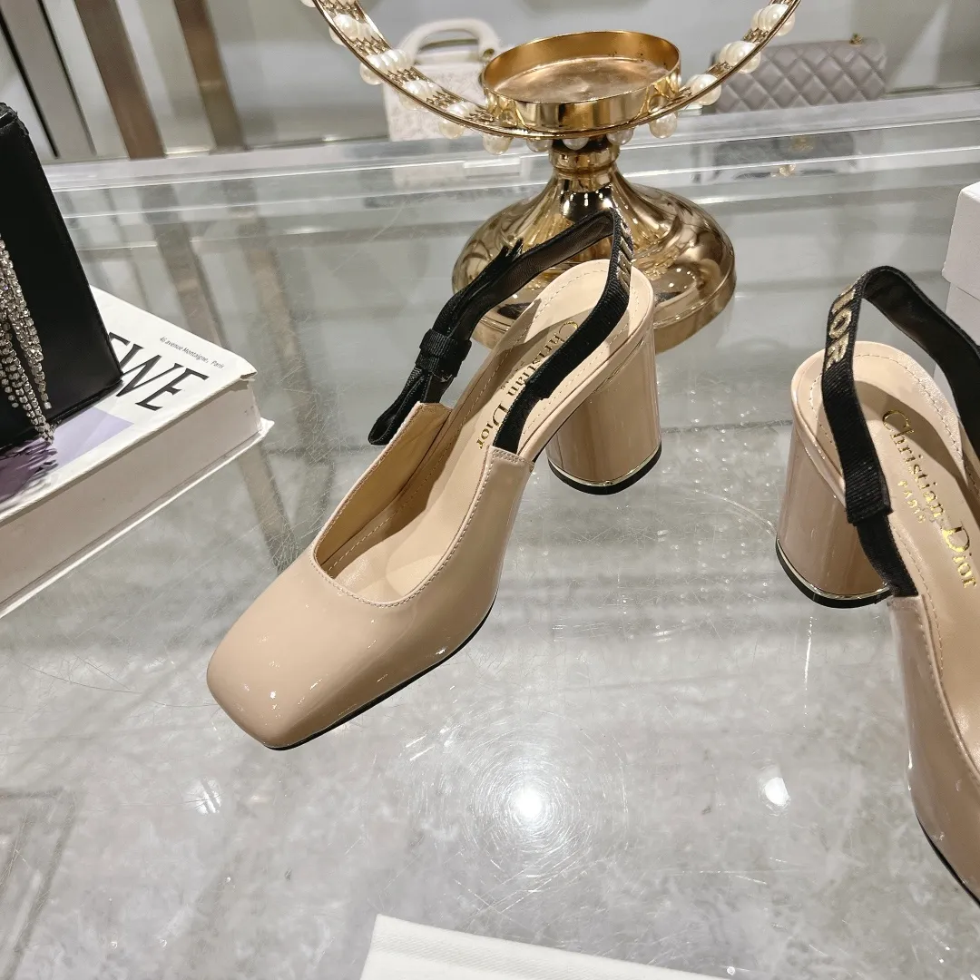 👟👟Ex-factory price 540👟👟Dior 2025 early spring new style Rhodes series women's sandals with special-shaped heel and empty back. Stars' same letter logo with electric embroidery process ➕Hardware buckle high-heeled women's shoes. The outside is decorated with butterflies 🦋knots for decoration, which makes the whole pair of shoes beautiful. 🌟Original development of top-end high-end version Material: imported patent leather upper, water-dyed sheepskin lining, foot pads + Italian leather outsole Heel height: 4cm 7.5cm Size: 35-41 standard code (40.41 customization is not returnable)